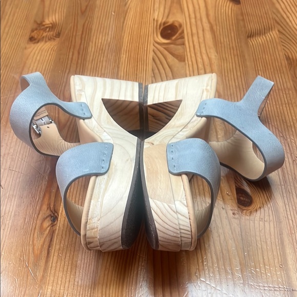 Nisolo Gray Leather Sandals with Chic Elevation on wooden platform. - Picture 6 of 11